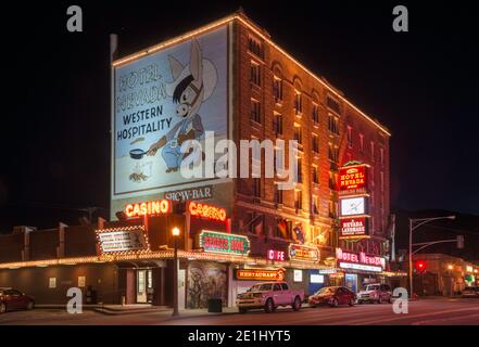 Hotel Nevada, erbaut 1929, bei Nacht, in Ely, Great Basin, Nevada, USA Stockfoto