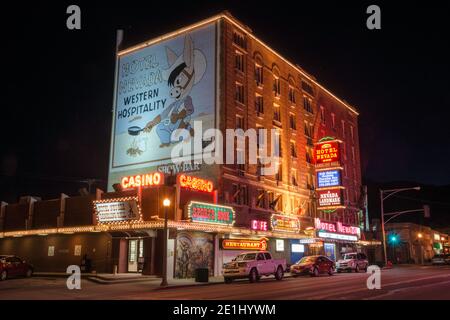 Hotel Nevada, erbaut 1929, bei Nacht, in Ely, Great Basin, Nevada, USA Stockfoto