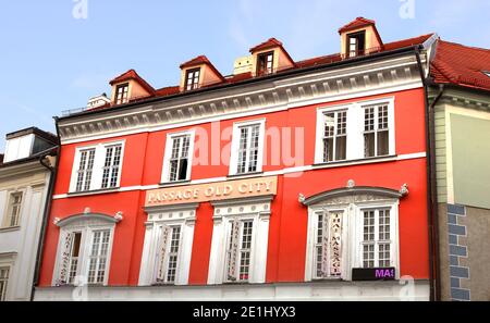 BRATISLAVA, SLOWAKEI - 30. AUGUST 2019: Passage Old City auf Michalska Street, 2. Heute gibt es Hotel, Restaurant, orientalische Bar, Nachtclub, Massage Stockfoto