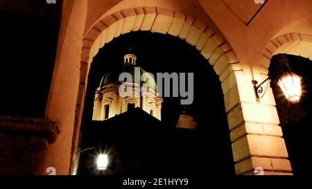 Brescia - Oktober: Nachtansicht des Duomo vom Palazzo Broletto Stockfoto