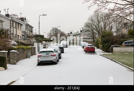 Carrigaline, Cork, Irland. Januar 2021. Schnee beginnt zu fallen ein bedeckt Seaview Anwesen in Carrigaline, Co.Cork, Irland. - Credit; David Creedon / Alamy Live News Stockfoto