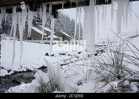 Eiszapfen hängen an einer Holzbrücke im Killhope Lead Mining Museum in den North Pennines, Northumberland. Stockfoto