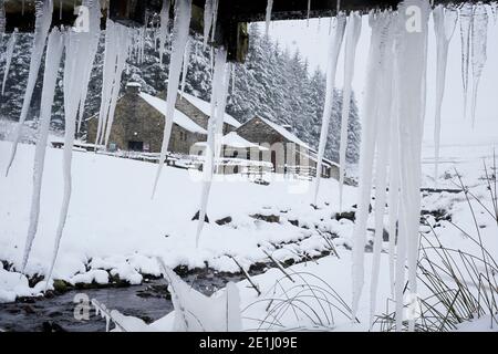 Eiszapfen hängen an einer Holzbrücke im Killhope Lead Mining Museum in den North Pennines, Northumberland. Stockfoto