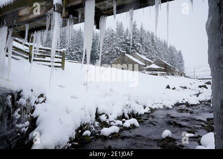 Eiszapfen hängen an einer Holzbrücke im Killhope Lead Mining Museum in den North Pennines, Northumberland. Stockfoto