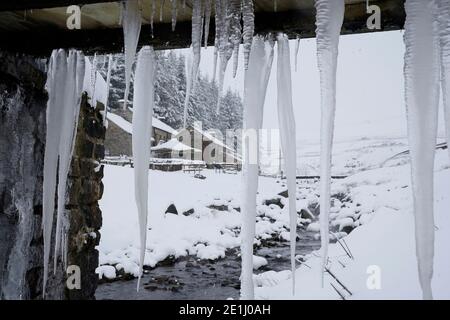 Eiszapfen hängen an einer Holzbrücke im Killhope Lead Mining Museum in den North Pennines, Northumberland. Stockfoto