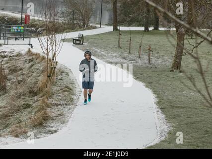 Carrigaline, Cork, Irland. Januar 2021. Der Schnee beginnt zu fallen, als Stan Vasilev seinen Morgenspaziergang im Gemeindepark in Carrigaline, Co. Cork, Irland, unternimmt. - Credit; David Creedon / Alamy Live News Stockfoto