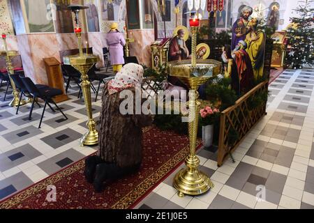 Olomouc, Tschechische Republik. Januar 2021. Orthodoxe Weihnachtsliturgie in der orthodoxen Kirche St. Gorazd in Olomouc, Tschechische Republik in der Nacht vom 6. Auf den 7. Januar 2021. Die orthodoxe Weihnachtsliturgie ist eine Analogie zur katholischen Mitternachtsmesse. Kredit: Ludek Perina/CTK Foto/Alamy Live Nachrichten Stockfoto