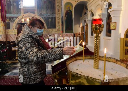 Olomouc, Tschechische Republik. Januar 2021. Orthodoxe Weihnachtsliturgie in der orthodoxen Kirche St. Gorazd in Olomouc, Tschechische Republik in der Nacht vom 6. Auf den 7. Januar 2021. Die orthodoxe Weihnachtsliturgie ist eine Analogie zur katholischen Mitternachtsmesse. Kredit: Ludek Perina/CTK Foto/Alamy Live Nachrichten Stockfoto