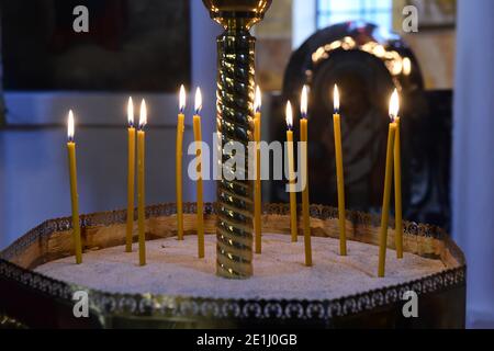 Olomouc, Tschechische Republik. Januar 2021. Orthodoxe Weihnachtsliturgie in der orthodoxen Kirche St. Gorazd in Olomouc, Tschechische Republik in der Nacht vom 6. Auf den 7. Januar 2021. Die orthodoxe Weihnachtsliturgie ist eine Analogie zur katholischen Mitternachtsmesse. Kredit: Ludek Perina/CTK Foto/Alamy Live Nachrichten Stockfoto