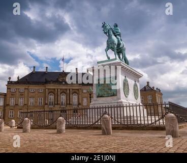 Statue von Friedrich V. von Jacques Francois Joseph Saly, Amalienborg Schlossplatz in Kopenhagen, Dänemark Stockfoto