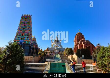 Ein Bild von lord Shiva Statue und anderen Tempeln bei Namchi in Sikkim Indien am 3. November 2016 Stockfoto