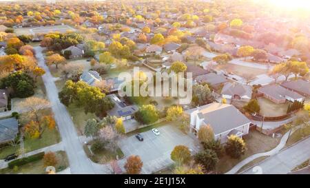 Luftaufnahme Vorstadtkirche in der Nähe Wohnviertel bei Sonnenuntergang mit bunten Herbstlaub in der Nähe von Dallas, Texas, Amerika Stockfoto