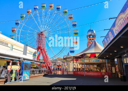 Das Riesenrad und andere Attraktionen im Luna Park, einem Vergnügungspark in Sydney, Australien Stockfoto