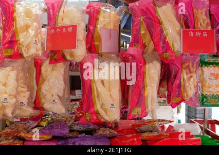 Eine Auswahl an getrockneten Lebensmitteln an einem Marktstand für die chinesischen Neujahrsfeierlichkeiten, wie Fischmaw, Schweinehne, getrocknete Pilze und Tofu-Haut Stockfoto