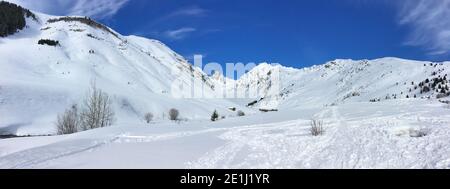 Panoramablick auf französisch alpinen Berg mit Schnee bedeckt in Winter unter blauem Himmel Stockfoto