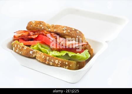 Ein BLT ist eine Art Sandwich, benannt nach den Initialen seiner Hauptzutaten, Speck, Salat und Tomaten Stockfoto