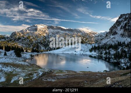 Seebergsee im Frühwinter mit Seehore im Diemtigtal Stockfoto