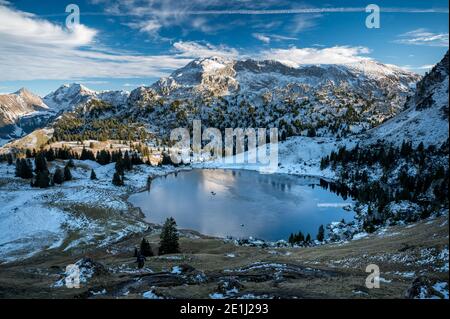 Seebergsee im Frühwinter mit Seehore im Diemtigtal Stockfoto