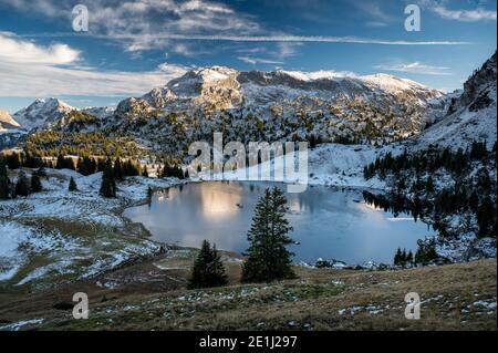 Seebergsee im Frühwinter mit Seehore im Diemtigtal Stockfoto