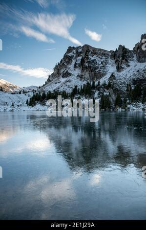 Seebergsee im Frühwinter mit Muntiggalm im Diemtigtal Stockfoto