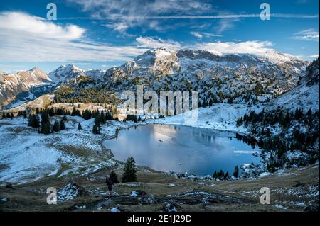 Seebergsee im Frühwinter mit Seehore im Diemtigtal Stockfoto