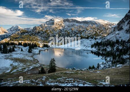 Seebergsee im Frühwinter mit Seehore im Diemtigtal Stockfoto