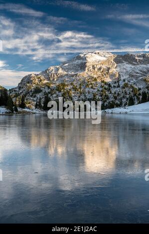 Seebergsee im Frühwinter mit Seehore im Diemtigtal Stockfoto