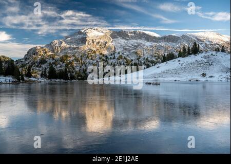 Seebergsee im Frühwinter mit Seehore im Diemtigtal Stockfoto