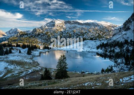 Seebergsee im Frühwinter mit Seehore im Diemtigtal Stockfoto