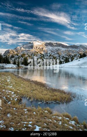 Seebergsee im Frühwinter mit Muntiggalm im Diemtigtal Stockfoto