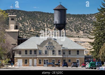 Nevada Northern Railway Depot, jetzt Eisenbahnmuseum, Wassertank hinter, in East Ely, Great Basin, Nevada, USA Stockfoto