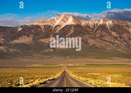 Wheeler Peak im Great Basin National Park, Snake Range Berge, Blick auf den Sonnenuntergang vom State Highway 894 in Spring Valley, Nevada, USA Stockfoto