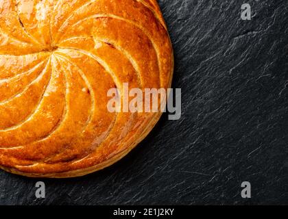 Galette des rois auf schwarzem Schiefer Stockfoto