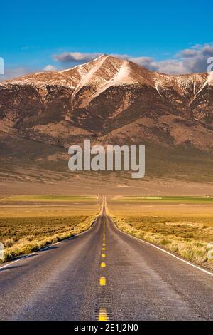 Wheeler Peak im Great Basin National Park, Snake Range Berge, Blick auf den Sonnenuntergang vom State Highway 894 in Spring Valley, Nevada, USA Stockfoto