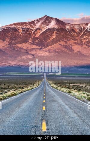 Wheeler Peak im Great Basin National Park, Snake Range Berge, Blick nach Sonnenuntergang vom State Highway 894 in Spring Valley, Nevada, USA Stockfoto