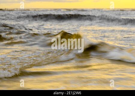 Motion Blur abstrakten Wasser Hintergrund in trendigen Farben 2021. Grau und Gelb Stockfoto