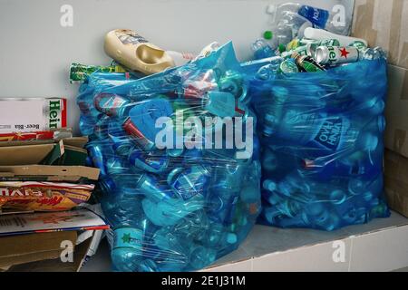 Getrennt sortierter Abfall. Müllbeutel mit Plastikflaschen, Metalldosen, Kartonagen, Vietnam, Nha Trang: 2020-12-14. Stockfoto