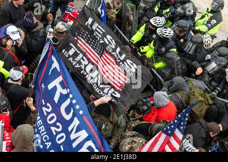 Washington Dc, Usa. Januar 2021. Am 6. Januar 2021 kollidieren pro-Trump-Demonstranten und die Polizei auf dem Kapitolgebäude in Washington, DC. Randalierer brachen Fenster und brachen das Kapitolgebäude in einem Versuch, die Ergebnisse der Wahlen von 2020 zu stürzen. Die Polizei benutzte Knöpfe und Tränengasgranaten, um schließlich die Menge zu zerstreuen. Die Randalierer verwendeten Metallstäbe und Tränengas auch gegen die Polizei. (Foto von Lev Radin/Sipa USA) Quelle: SIPA USA/Alamy Live News Stockfoto