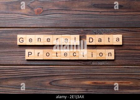 GDP Wort auf Holzblock geschrieben. Allgemeiner Datenschutztext auf Holztisch für Ihr Design, Konzept. Stockfoto