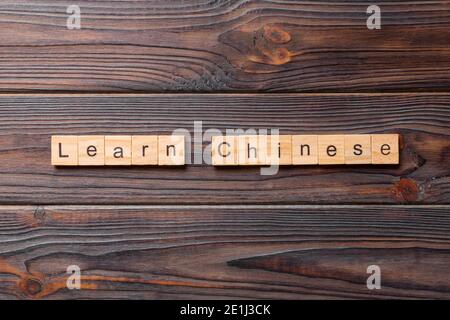 Chinesische Wort erfahren Sie auf Holz Block geschrieben. Chinesischen Text in Tabelle erfahren Sie, Konzept. Stockfoto