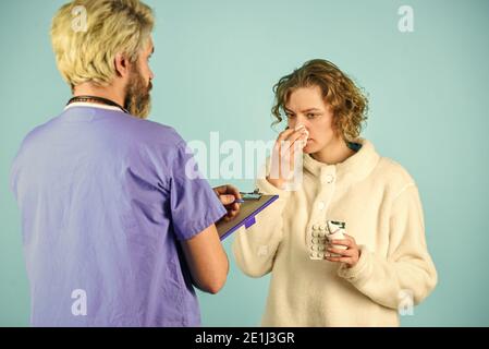 Diagnosekonzept. Arbeiten Sie mit kranken Patienten. Krankengeschichte. Arzt kommuniziert mit Frau. Medizinische Behandlung. Symptome einer Virusinfektion. Medizinische Hilfe. Bitten Sie um Beschwerden. Tests und Bestrahlung verschreiben. Stockfoto