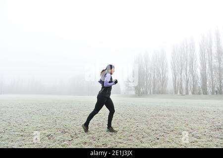 Leicester, Leicestershire, Großbritannien, 7. Januar 2021. Wetter in Großbritannien. Frost. Ein Jogger an einem frostigen Morgen im Knighton Park in Leicester. Alex Hannam/Alamy Live News Stockfoto