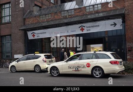 Berlin, Deutschland. Januar 2021. Vor dem Impfzentrum Corona in der Arena Treptow gibt es viel zu tun. Quelle: Paul Zinken/dpa/Alamy Live News Stockfoto
