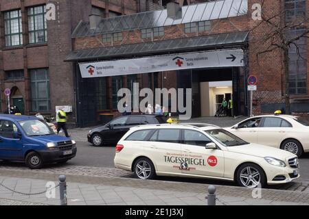 Berlin, Deutschland. Januar 2021. Vor dem Impfzentrum Corona in der Arena Treptow gibt es viel zu tun. Quelle: Paul Zinken/dpa/Alamy Live News Stockfoto