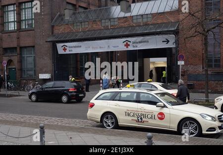Berlin, Deutschland. Januar 2021. Vor dem Impfzentrum Corona in der Arena Treptow gibt es viel zu tun. Quelle: Paul Zinken/dpa/Alamy Live News Stockfoto