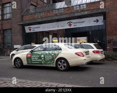 Berlin, Deutschland. Januar 2021. Vor dem Impfzentrum Corona in der Arena Treptow gibt es viel zu tun. Quelle: Paul Zinken/dpa/Alamy Live News Stockfoto