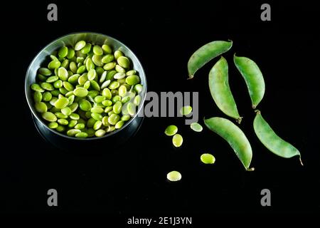 Frische und gesunde lima Bohnen geschält und in einem gehalten Schüssel Stockfoto