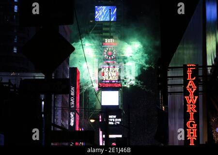 Die Uhr schlägt Mitternacht in Times Square NYC am Silvesterabend 2020 Drehen auf 2021 während Coronavirus Pandemie COVID-19. Stockfoto