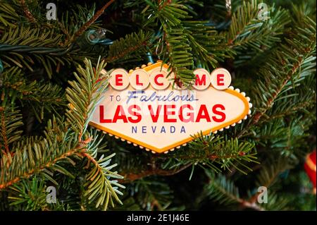 Nahaufnahme eines Welcome to fabulous Las Vegas Nevada Weihnachten Ornament hängend in einem Weihnachtsbaum drinnen. Stockfoto