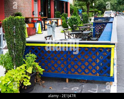 Astoria, New York, USA - 30. Juli 2020: Ein Restaurant befindet sich in der Nähe der Straße, um Gästen einen Ort zum Essen im Freien im Astoria Queens NYC zu geben Stockfoto